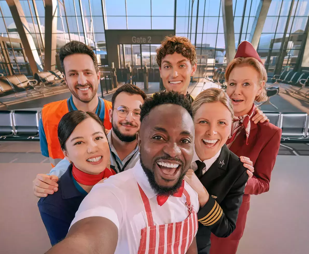 команда авиации улыбается, делая селфи в аэропорту