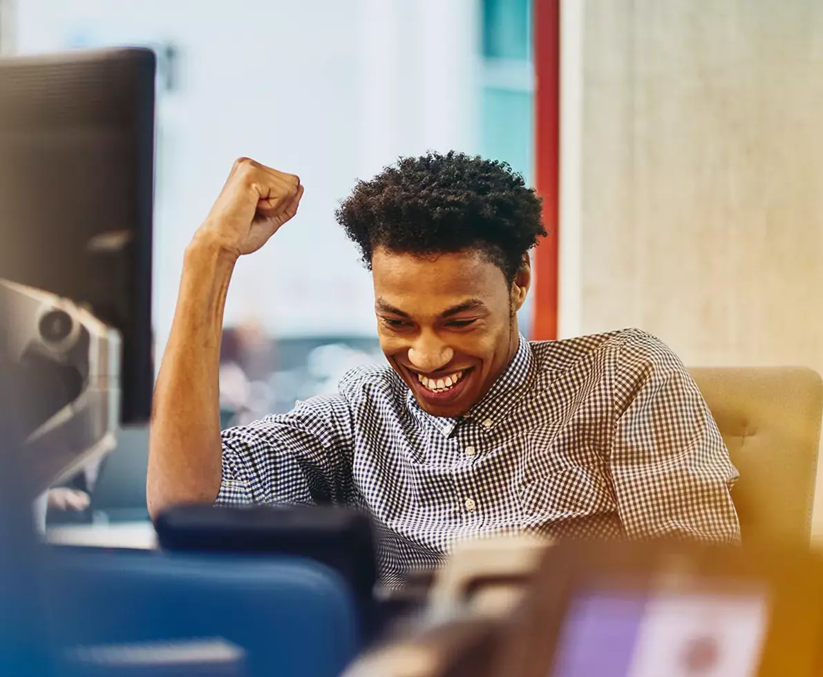 мужчина в конференц-зале на работе